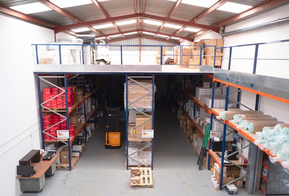 Vista interior del amplio almacén de Jusacolor