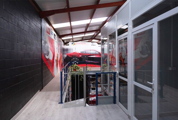 Escaleras con acceso a la planta superior en Jusacolor