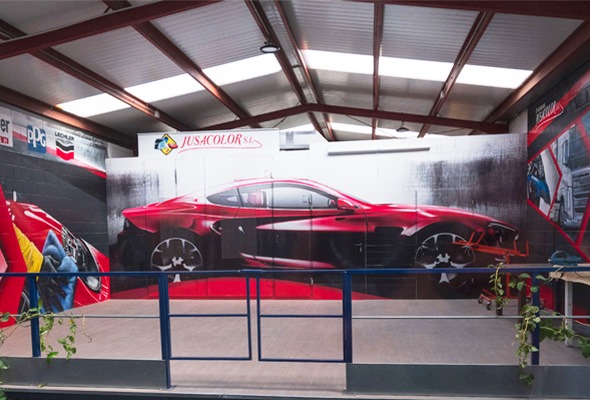 Pinturas de un coche rojo sobre la pared de la planta superior