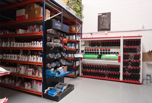 Vista lateral de los estantes del almacén de Jusacolor