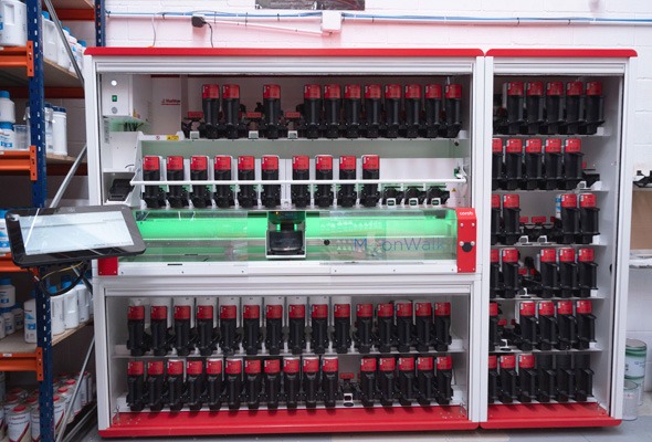 Estante grande del almacén de Jusacolor