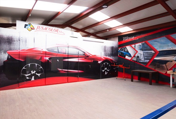 Pinturas de un coche rojo sobre la pared de la planta superior, vista lateral