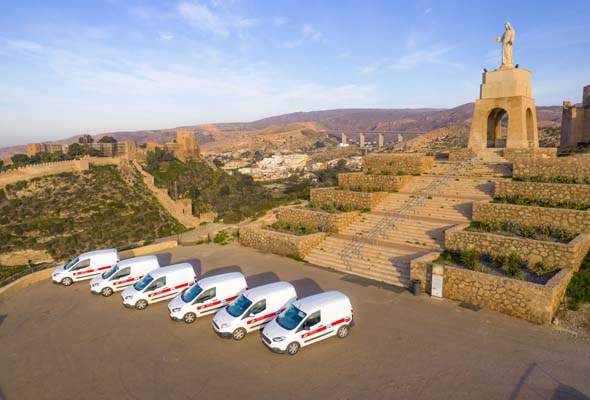 Furgonetas de Jusacolor alineadas en Almeria