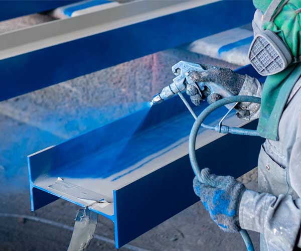 Profesional pintando con productos de Jusacolor