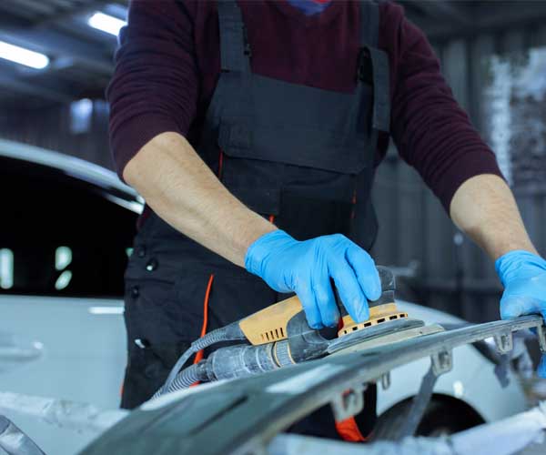 Profesional dejando listo el material de carrocería