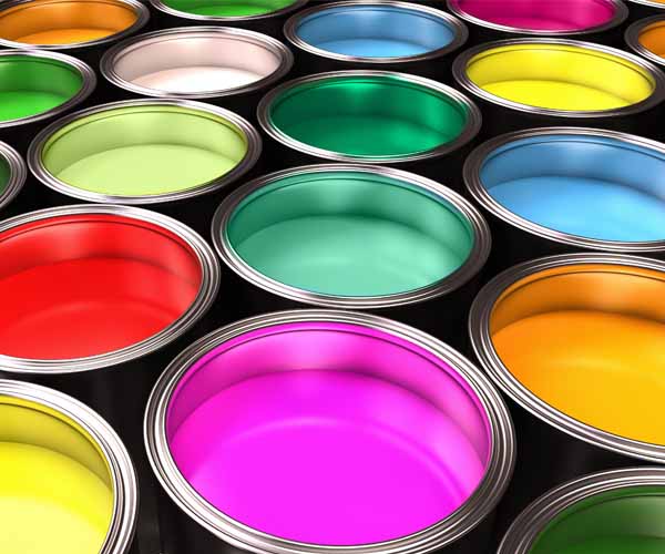 Botes de pintura de diferentes colores