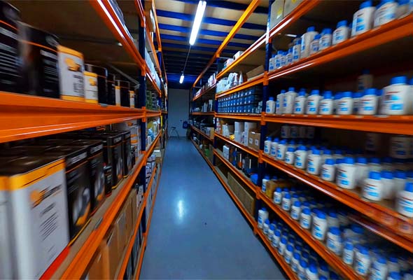 Pasillo con productos del almacén de Jusacolor